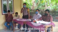 Pengarahan singkat Bhabinkamtibmas saat rapat khusus penetapan penerima BLT DD Tanjung Besar