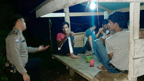 Bhabinkamtibmas Polsek Kedurang menyambangi lokasi nongkrong di Desa Tanjung Negara