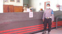 Ajun Inspektur Polisi Selamet melaksanakan PAM terbuka di Kantor Pos Seginim