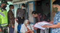 Bripda Laladila mendampingi penyerahan BLT DD Sukananti