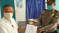 KBO Satuan Binmas IPDA Antoni Fatullah SH menyerahkan surat edaran berisi imbauan perayaan Idul Fitri yang aman di masa pandemi
