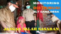Penyerahan BLT DD kepada masyarakat Desa Sukarami