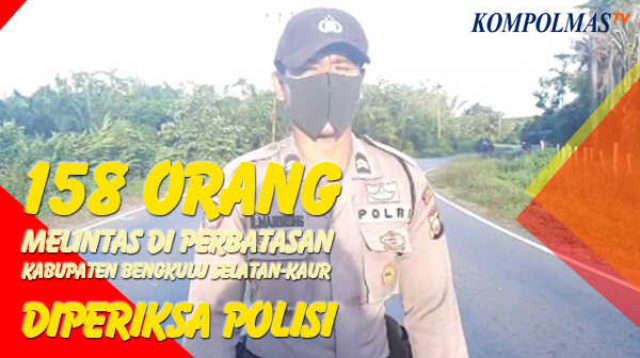 Personel Polsek Kedurang, Polres Bengkulu Selatan monitoring lalu lintas di Pos Kesehatan, perbatasan Kabupaten Bengkulu Selatan-Kaur