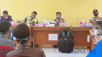 Bhabinkamtibmas Polsek Seginim, Briptu Egi Faroza menanggapi evaluasi program pencegahan pandemi Covid-19 di Desa Padang Lebar, Senin siang.