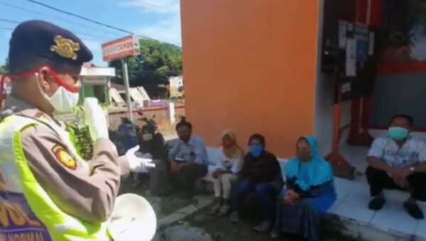 Edukasi kenormalan baru oleh Waka Tim ENOL Polres Bengkulu Selatan di depan Kantor Pos Manna