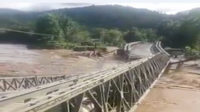 Jembatan roboh diterjang banjir