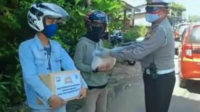 Kasatlantas Polres Bengkulu Selatan menyerahkan paket bantuan sembako kepada para tukang ojek