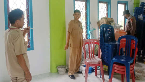 Pj Kades Dusun Tengah (kiri) bersama Aipda Susilo mengecek TKP pencurian di gedung serbaguna