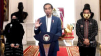 Presiden Joko Widodo memberi keterangan pers didampingi Prof drh Wiku Adisasmito MSc PhD (kanan) dan Dewi Nur Aisyah SKM MSc PhD DIC (kiri)