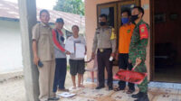 Salah satu dari 16 KK warga Desa Suka Maju menunjukkan surat pernyataan mengundurkan diri dari penerima BPNT