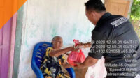 Anggota Satuan Reserse Narkoba Polres Bengkulu Selatan menyerahkan paket bantuan sembako kepada masyarakat terdampak Covid-19