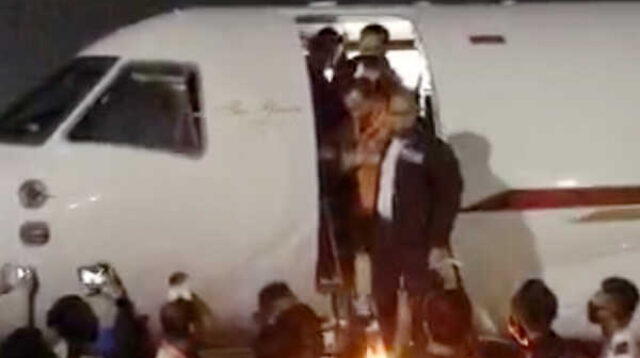 Joko Tjandra menuruni tangga pesawat dituntun anggota Bareskrim Polri setiba di Bandara Halim Perdanakusuma, Kamis malam
