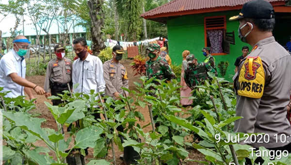 Kapolres Bengkulu Selatan (kanan) bersama Bupati Gusnan Mulyadi (kiri) meninjau lahan ketahanan pangan di pekarangan rumah salah satu warga Desa Tangggo Raso