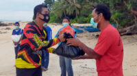 Penyerahan paket bantuan sembako kepaada nelayan Tanjung Ular