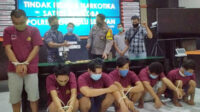 Soh (paling kiri) bersama lima tersangka lainnya mengikuti pers release di Mapolres Bengkulu Selatan