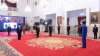 Presiden Joko Widodo menganugerahkan tanda jasa dan tanda kehormatan Republik Indonesia kepada 53 orang.