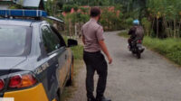 Personel Unit Patroli Polsek Seginim Bripka Willy Sibagariang berpatroli di jalan alternatif Desa Maras Kecamatan Air Nipis