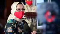 Deputi Bidang Administrasi dan Pengelolaan Istana Sekretariat Presiden, Rika Kiswardani, saat serah terima naskah asli Teks Proklamasi Kemerdekaan RI, di Gedung O, ANRI, Jakarta Selatan.