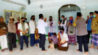 Kapolres Bangka Barat AKBP Fedriansah SIK saat menyerahkan langsung bantuan beras kepada jama'ah Masjid Nurul Hikmah, Muntok, usai menunaikan Sholat Jum'at