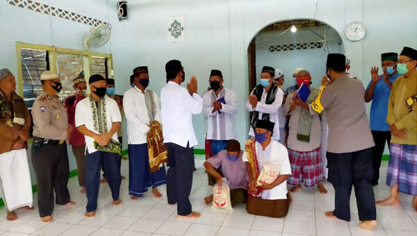Kapolres Bangka Barat AKBP Fedriansah SIK saat menyerahkan langsung bantuan beras kepada jama'ah Masjid Nurul Hikmah, Muntok, usai menunaikan Sholat Jum'at