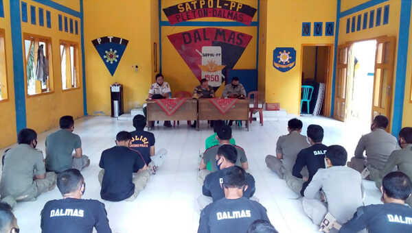 Penyampaian materi pelatihan kepada personel Satpol PP Kabupaten Bengkulu Selatan