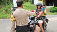 Polres Bangka Barat Polda Kepulauan Bangka Belitung (Babel) membagikan masker gratis kepada segenap pengguna jalan