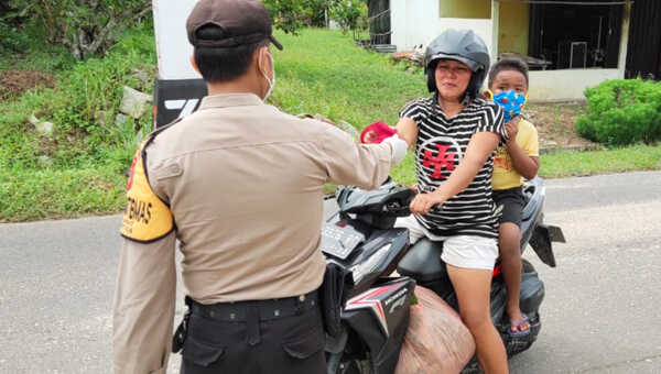 Polres Bangka Barat Polda Kepulauan Bangka Belitung (Babel) membagikan masker gratis kepada segenap pengguna jalan