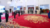 Presiden Joko Widodo melantik sembilan anggota Kompolnas masa bakti 2020-2024 di Istana Negara, Jakarta, Rabu