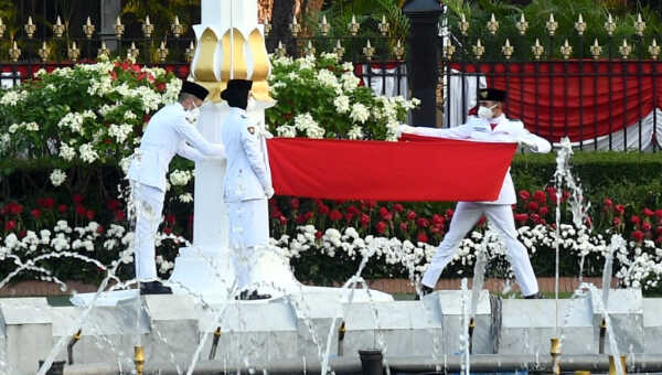 Tim Merauke Paskibraka Nasional 2020 dititah melaksanakan penurunan Sang Merah Putih dalam upacara penurunan bendera di Istana Merdeka, Senin petang