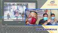 Sekretaris DPW IMO Bengkulu (tengah) bersama Bendahara DPW (kiri) dan perwakilan Dewan Pembina DPW dari unsur Kepolisian Daerah Bengkulu, saat mengikuti pengukuhan virtual dari kantor redaksi KompolmasTV