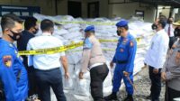 Kabaharkam Polri mengecek barang bukti berupa 16 ton bahan peledak siap rakit menjadi bom ikan yang disita polisi