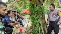 Kapolres Bengkulu Selatan meminta para tokoh masyarakat desa sekitar danau memberi pencerahan kepada warganya masing-masing, bahwa burung bangau dilindungi undang-undang