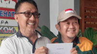 Ketua DPD Partai Berkarya Kabupaten Bengkulu Selatan Syamsul Hayadi (kiri) didampingi Sekretaris Despriyadi memberikan keterangan pers terkait PAW