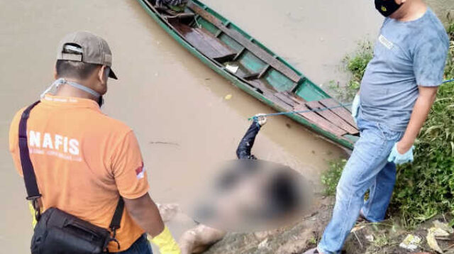 Mayat ini saat ditemukan tengah mengapung dan hanyut di Sungai Ogan, wilayah Desa Tanjung Dalam