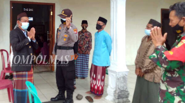 Kedatangan tim di lokasi pertama disambut Kepala Desa Padang Siring Aprizan, di teras masjid
