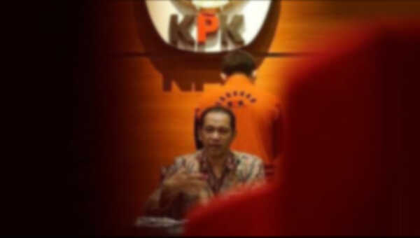 Melalui konferensi pers Minggu (28/2) dinihari, Komisi Pemberantasan Korupsi (KPK) mengumumkan penetapan tiga orang yang terjaring OTT di Kota Makassar sebagai tersangka