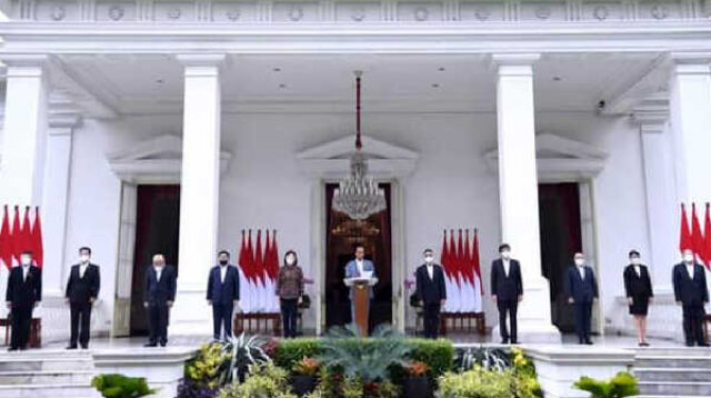 Perkenalan para putra dan putri terbaik bangsa yang telah memiliki pengalaman internasional tersebut berlangsung di veranda Istana Merdeka, Jakarta, Selasa