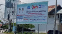 Selembar spanduk berisi ajakan partisipasi mengikuti rangkaian kegiatan memperingati HPN ke-75, terpajang megah di pinggir jalan protokol ibukota Kabupaten Pidie Jaya