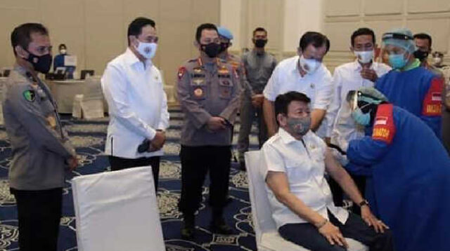 Kapolri Jenderal Polisi Listyo Sigit Prabowo menyaksikan vaksinasi para purnawirawan Polri di Gedung Tribrata Mabes Polri, Senin