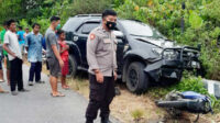 Tabrakan maut ini terjadi di tikungan jalan raya Desa Air Gantang, Kecamatan Parit Tiga, Kabupaten Bangka Barat, Kepulauan Bangka Belitung, Minggu sore