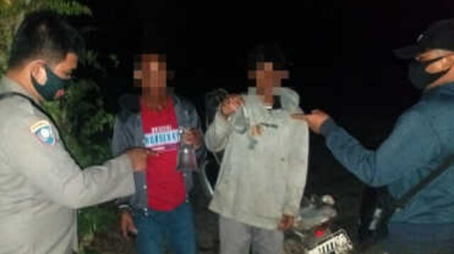 Polisi memergoki sekelompok remaja nongkrong sambil menenggak minuman keras, saat patroli cipta kondisi di Pantai Selepuk, Desa Air Lintang, Kecamatan Tempilang