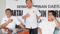 Ketua DPD Partai Berkarya Kabupaten Bengkulu Selatan Syamsul Hayadi (kiri) didampingi Sekretaris DPD Despriyadi (tengah) memberikan saat konferensi pers terkait PAW