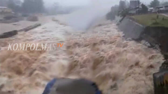 Banjir bandang ini dipicu hujan deras mengguyur kawasan perhuluan Sungai Air Nipis, Kecamatan Air Nipis, Kabupaten Bengkulu Selatan sejak siang hari