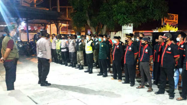 Kapolsek Seputih Surabaya menyampaikan pengarahan kepada 21 personelnya dan puluhan personel dari unsur TNI serta relawan dalam apel persiapan pengamanan malam lebaran