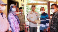 Gubernur Rohidin menyerahkan bantuan bedah rumah di Kabupaten Bengkulu Selatan, Kamis pagi