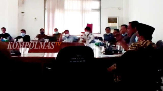 Kepala Dinas PMD Hamdan Sarbaini SSos MSi menjelaskan duduk persoalan sengketa hasil Pilkades di hadapan Komisi I DPRD Bengkulu Selatan, Selasa pagi