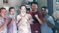 Bersama segenap anggota KKC Bengkulu Selatan, Hery Lofti (ketiga dari kanan) usai menyiapkan berkas gugatan di PTUN Bengkulu