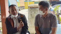 Dua Dewan Pembina DPC IMO-Indonesia Kabupaten Bengkulu Selatan, AKP (Pur) Tamsir Hasan dan Ichang Ho saat rapat evaluasi 'hearing' SMPN 1, di Sekretariat DPC IMO, Kamis sore