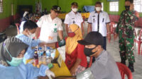 Camat Seputih Surabaya dan unsur Gugus Tugas Covid-19 setempat mengawal langsung pelaksanaan vaksinasi di empat kampung