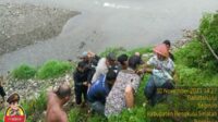 Kapolsek Seginim, Iptu Kusyadi SH MSi dibantu warga sekitar TKP mengevakuasi korban tenggelam di hilir Bendungan Selepa